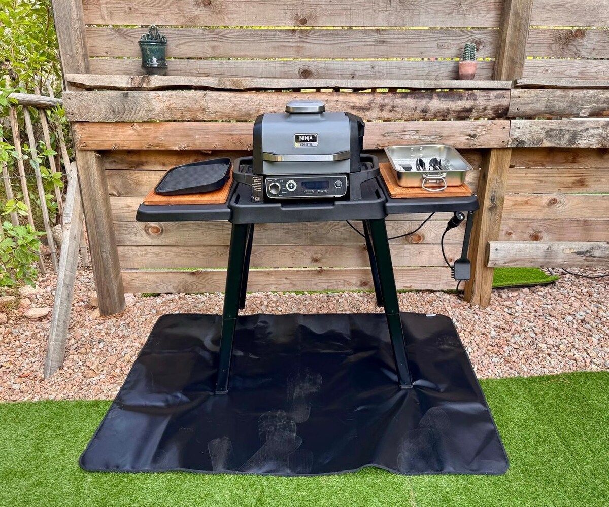 Barbecue électrique installé dans le jardin