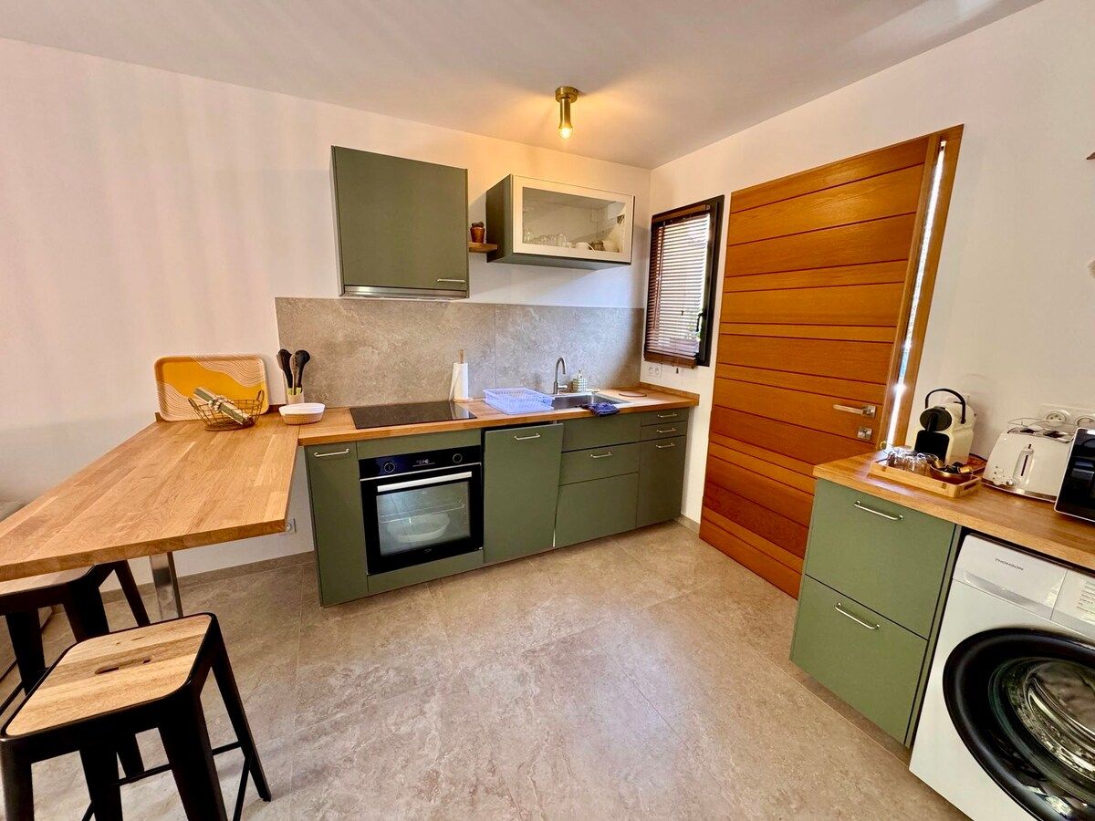 Kitchen with oven, hob and washing machine