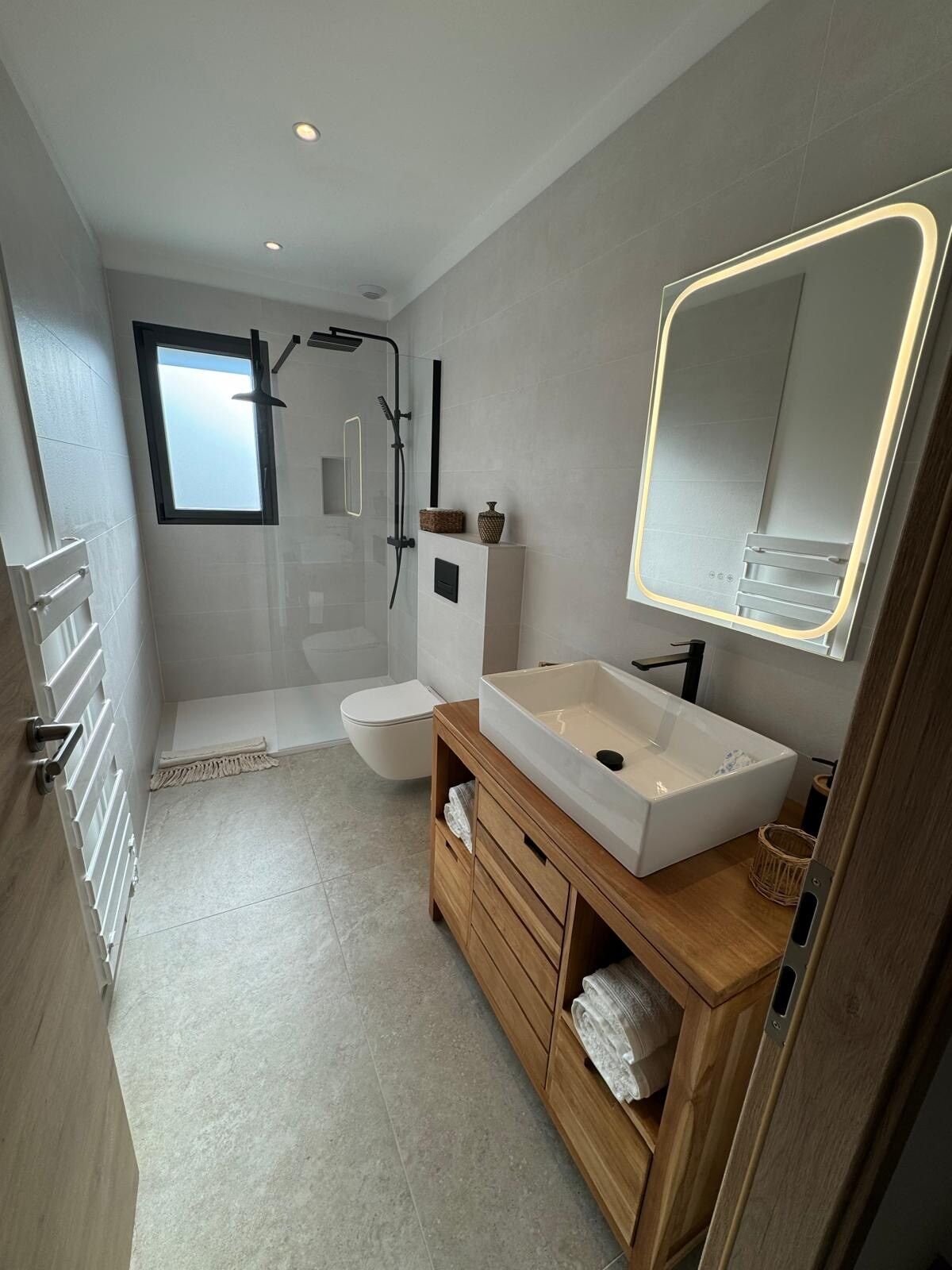 Salle de douche à l’italienne avec meuble vasque en bois
