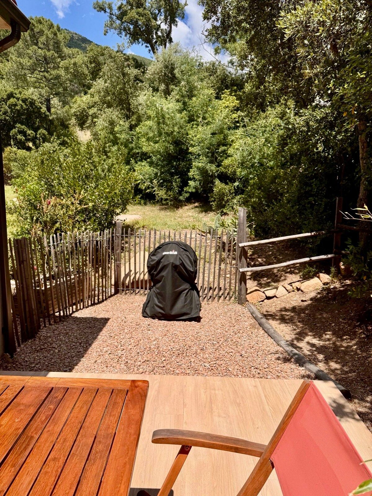 Barbecue on the terrace, at the edge of the maquis