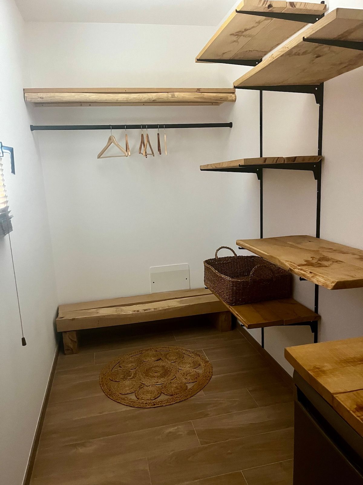 Dressing aux étagères en bois brut avec penderie