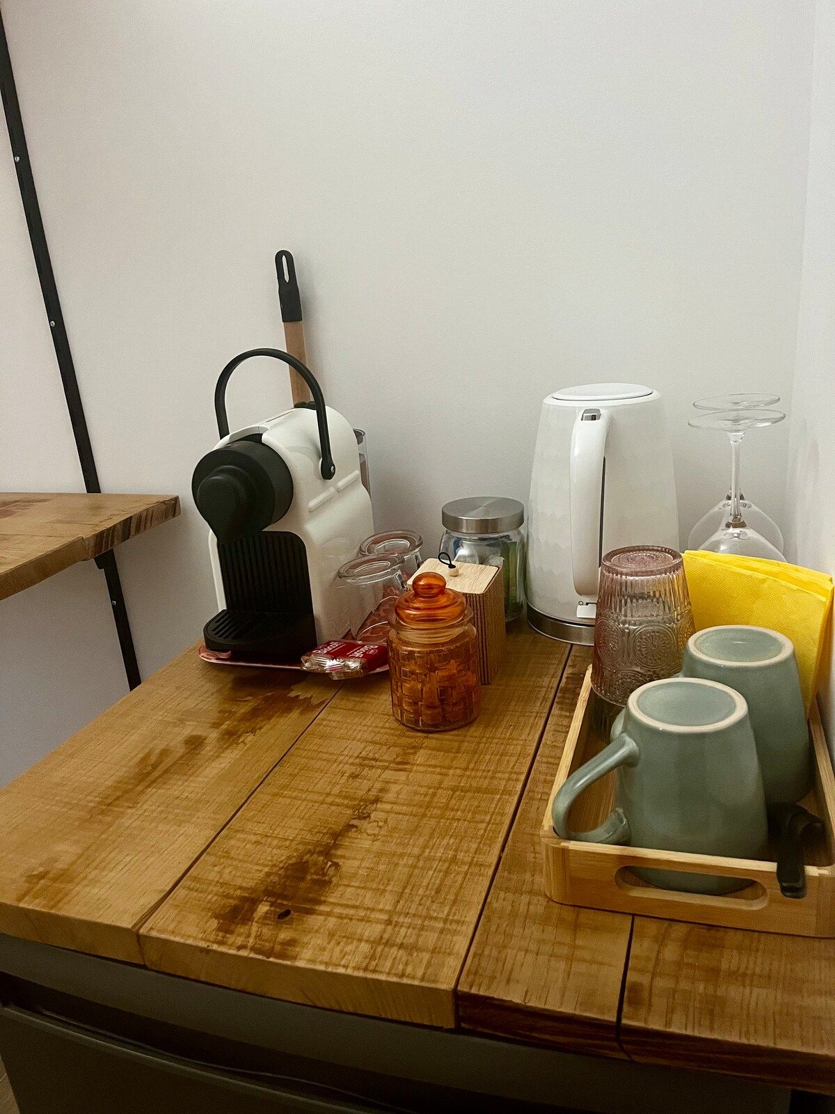 Coin café avec machine Nespresso, bouilloire, thés et tasses
